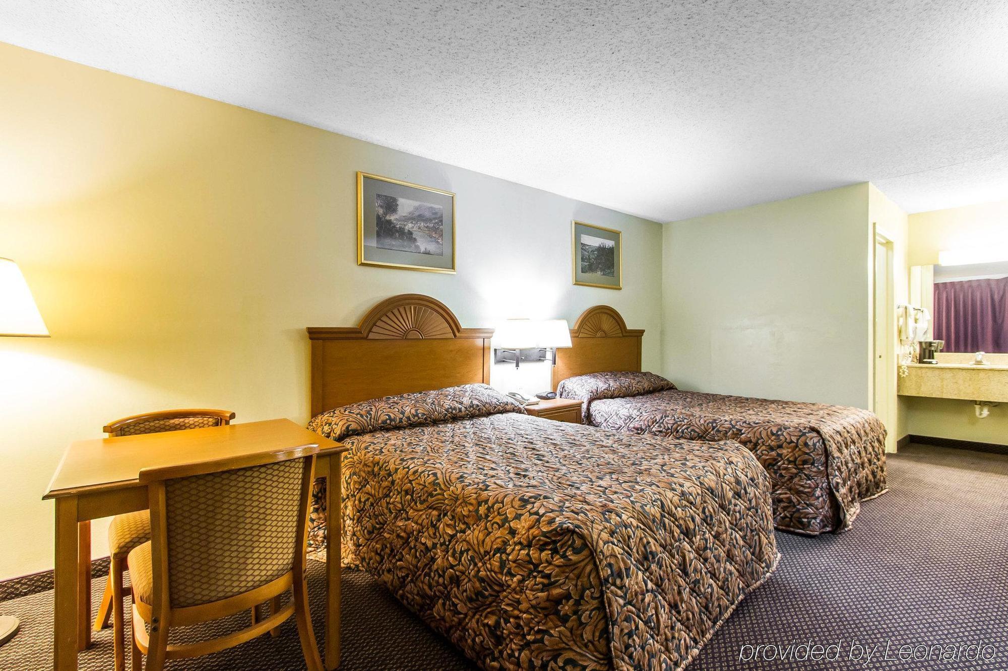 Econo Lodge & Suites Clarksville Exterior photo